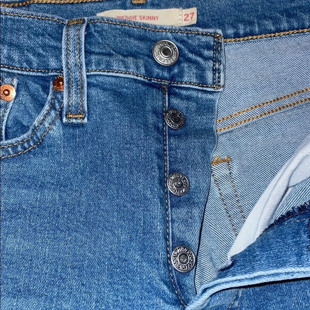 Levi’s. Wedgie Skinny Medium Wash Button Fly Distressed Jeans. Size 27